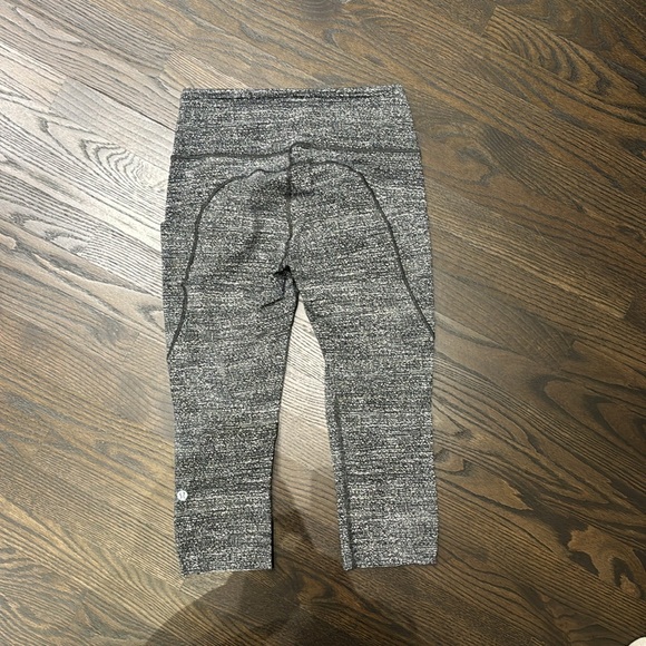 Black and white Lulu lemon Capri - size 8 - Picture 2 of 4
